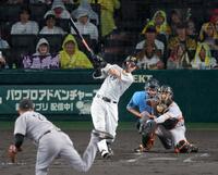 ４回、右翼線へ二塁打を放つ佐藤輝（撮影・立川洋一郎）