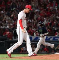 ５回、山田にソロを浴びた岡本（撮影・北村雅宏）