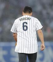 背番号「６」でマウンドに上がる侍ジャパン代表・井口資仁監督（撮影・西岡正）
