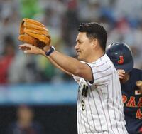 ファーストピッチの後、手を振る侍ジャパン代表・井口資仁監督（撮影・西岡正）