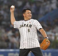 始球式を務めた侍ジャパン・井口資仁監督（撮影・佐々木彰尚）