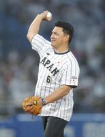 ファーストピッチを行う侍ジャパン代表・井口資仁監督（撮影・西岡正）