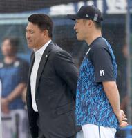 ＤｅＮＡの練習を並んで見る、日本代表の井口監督（左）と相川監督