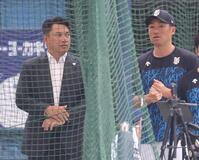 ＤｅＮＡ・相川監督（右）と話す野球日本代表の井口監督
