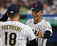 ９回表終了時、末吉良丞（左）を出迎える織田翔希（撮影・佐々木彰尚）