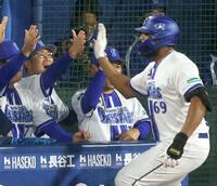 ２回、先制ソロを放ったエンカーナシオン（右）を迎える相川監督