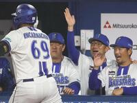 ２回、先制ソロを放ったエンカーナシオンを迎える相川監督（右から２人目）