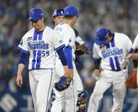 ６回途中で降板する平良（左端）＝撮影・石井剣太郎