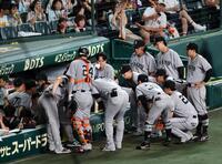 ８回、ベンチ前で円陣を組む巨人ナイン（撮影・山口登）