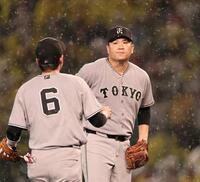４回、先制された田中将は坂本と話をする（撮影・田中太一）