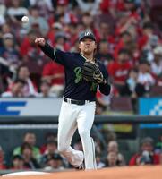 １回、菊池のゴロを一塁へ悪送球する赤羽（撮影・北村雅宏）