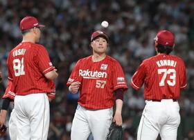 ７回途中、降板する滝中（撮影・佐々木彰尚）