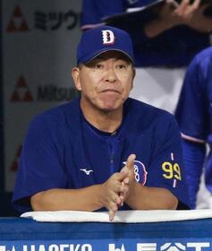 戦況を見守る井上監督（撮影・石井剣太郎）