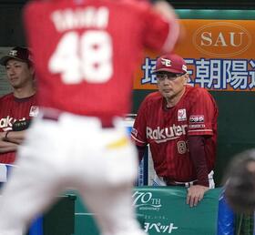 ９回、西武にリードを許す展開に厳しい表情の楽天・吉井監督