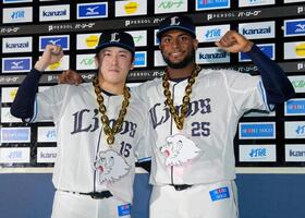 楽天に勝利し、ポーズをとる西武・隅田（左）とカナリオ