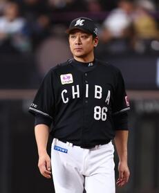 ８回、選手交代を告げるサブロー監督（撮影・中島達哉）