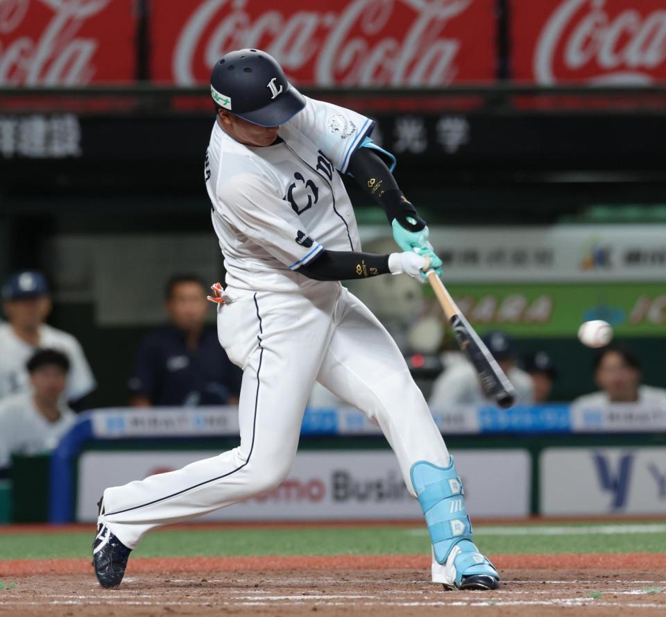 ７回、長谷川は右前に２点適時打を放つ（撮影・佐々木彰尚）