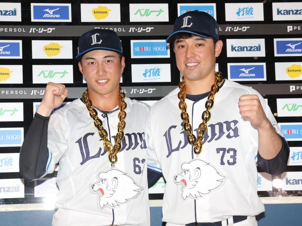 こぶしを握る長谷川（左）と林安可（撮影・佐々木彰尚）