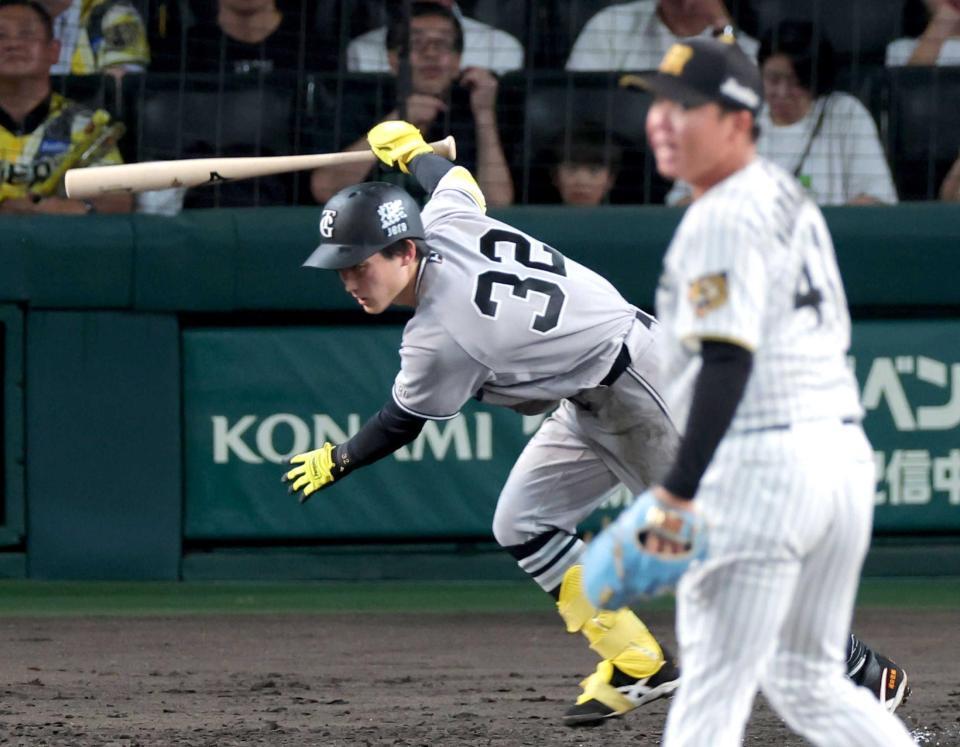 　４回、村上（手前）の前に中飛に倒れる浦田（撮影・立川洋一郎）