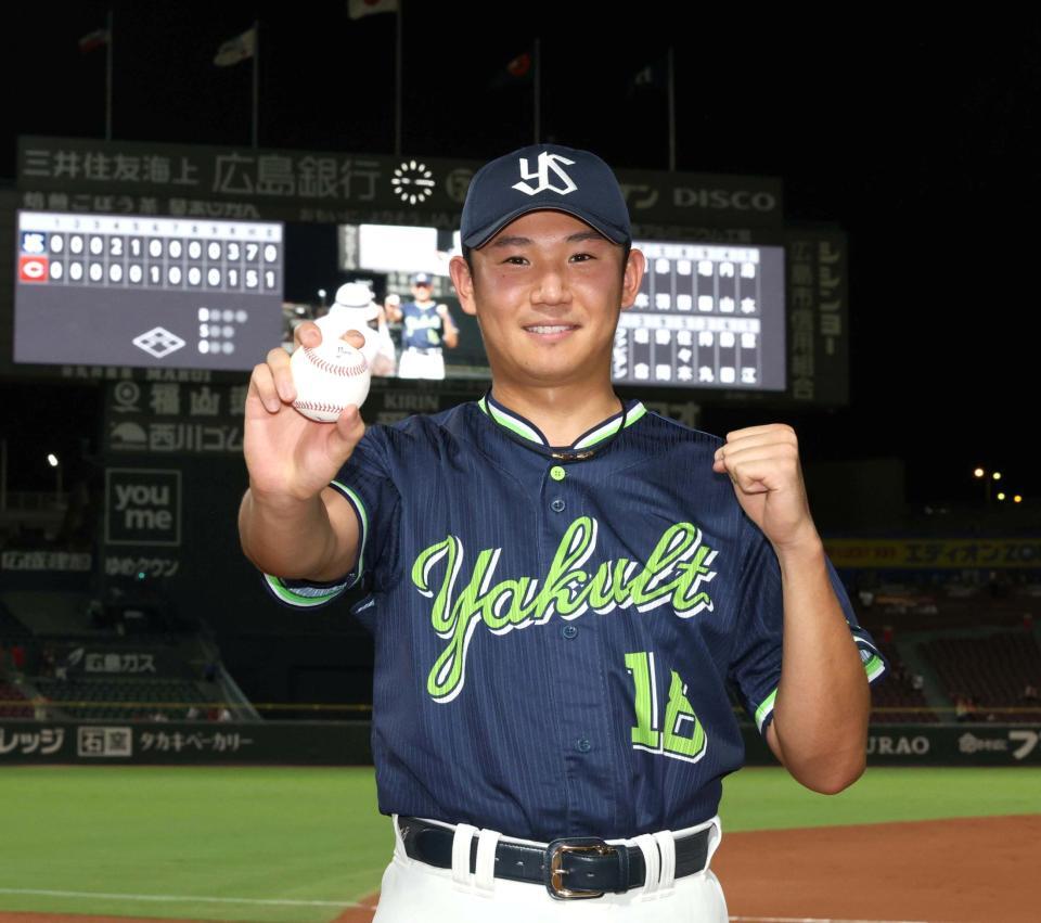 広島に勝利し、ポーズをとる奥川（撮影・北村雅宏）