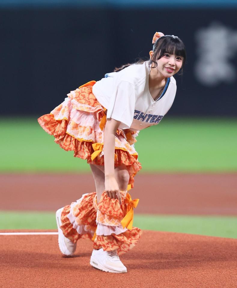 ファーストピッチセレモニーで投球するｉＬｉＦＥ！・小熊まむ＝エスコンフィールド北海道（撮影・中島達哉）