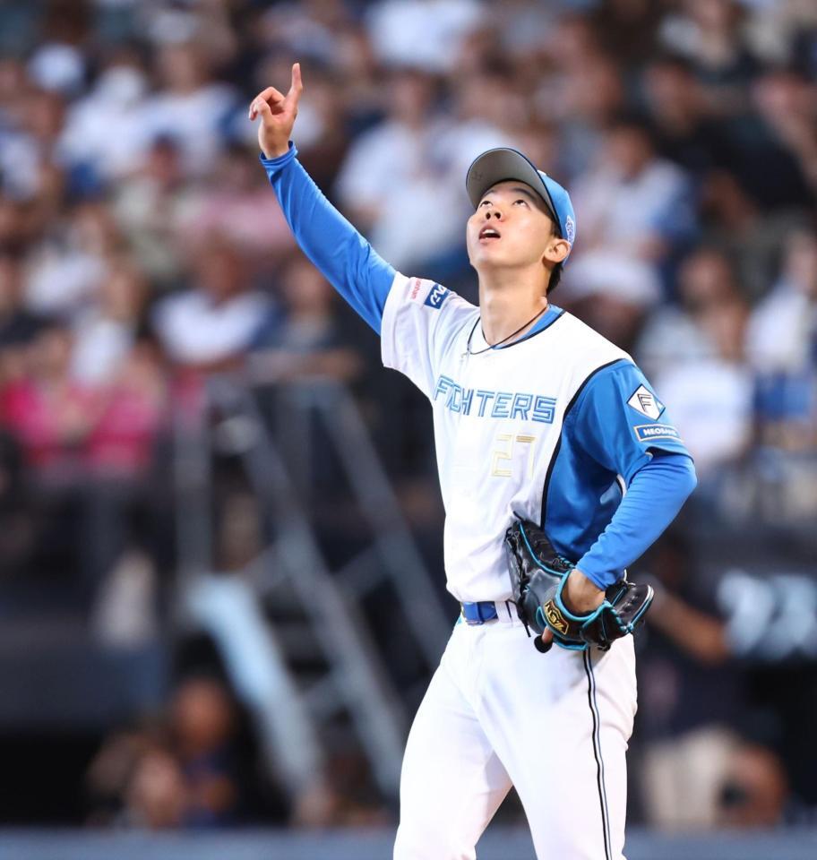 １回、打者・佐藤の打球を指さす大川（撮影・中島達哉）