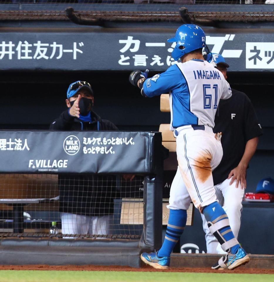 ５回、逆転３ランを放った今川（６１）を迎える新庄監督（撮影・中島達哉）