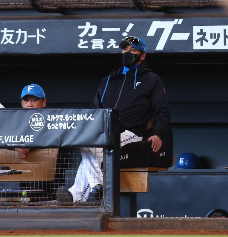 ４回、大川が上田にソロを浴び、グラウンドを見つめる新庄監督（撮影・中島達哉）