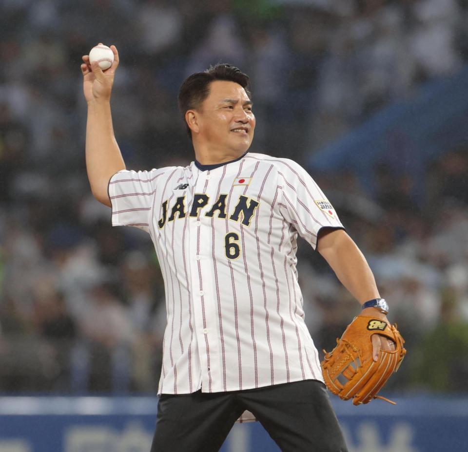 始球式を務めた侍ジャパン・井口資仁監督（撮影・佐々木彰尚）