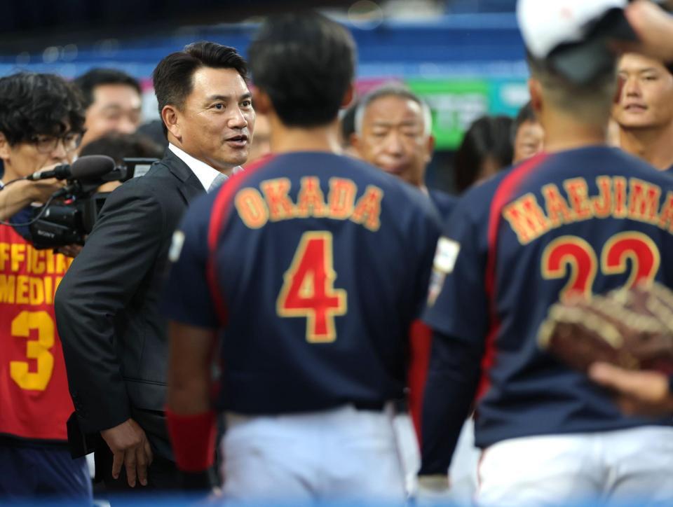 大学日本代表の選手に声を掛ける侍ジャパン代表・井口資仁監督（左）＝撮影・西岡正