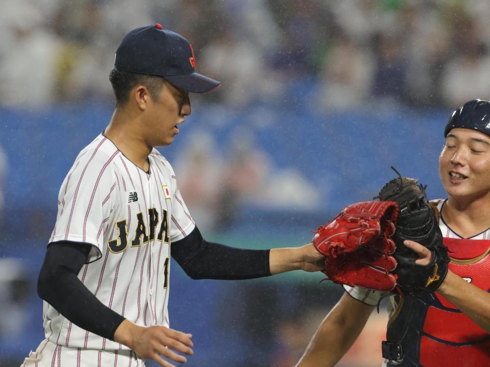 ２回表終了時、山田凜虎（右）とタッチをする織田翔希（撮影・佐々木彰尚）