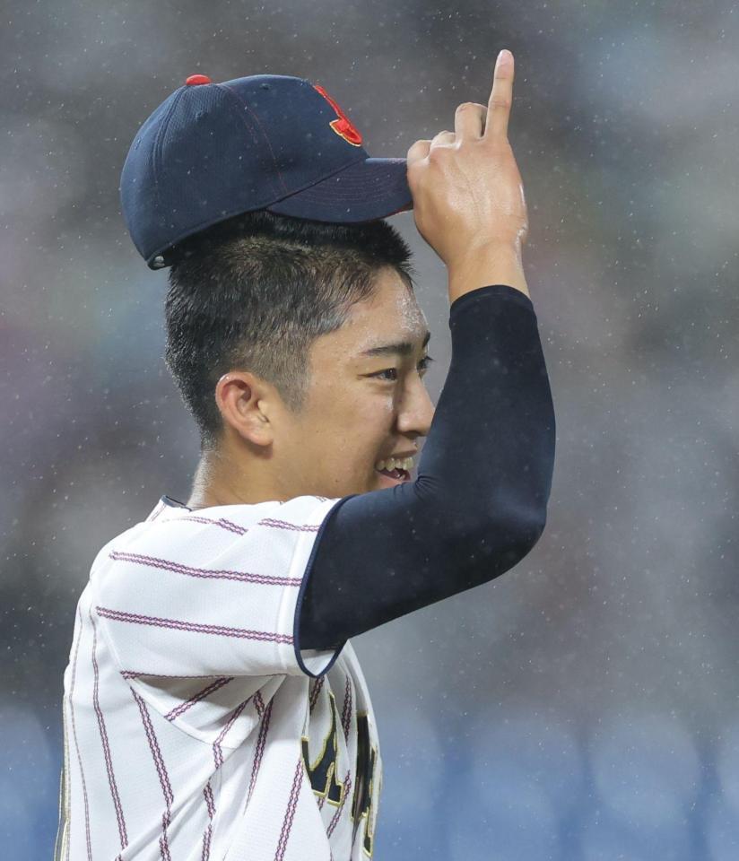 ２回、６点目を失うも、笑顔を見せる織田翔希（撮影・西岡正）