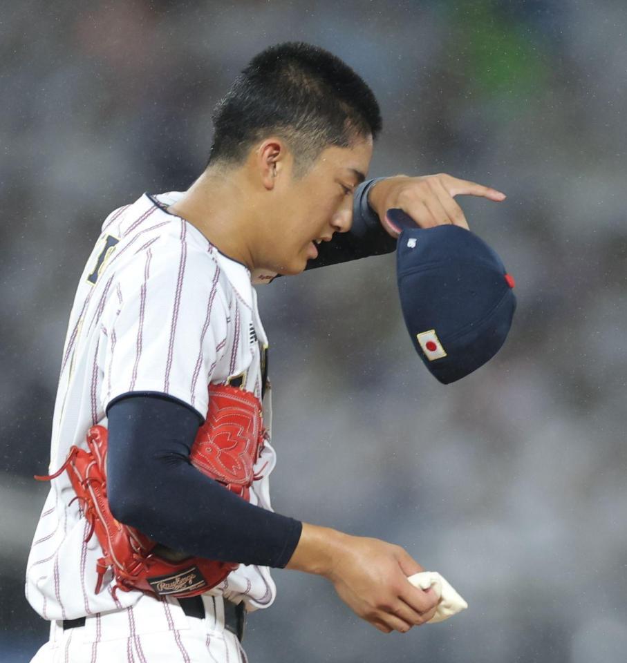 ２回、小林隼翔に２ランを浴び、汗を拭う織田翔希（撮影・西岡正）