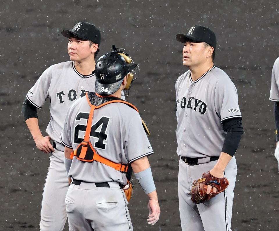 ４回、先制を許しマウンドで渋い表情を見せる田中将（右）＝撮影・山口登