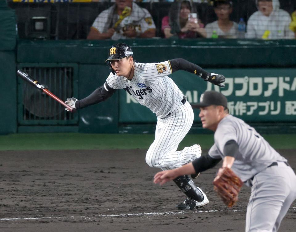 ４回、適時内野安打を放つ元山（撮影・立川洋一郎）