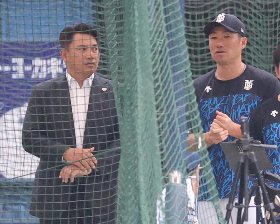 ＤｅＮＡ・相川監督（右）と話す野球日本代表の井口監督