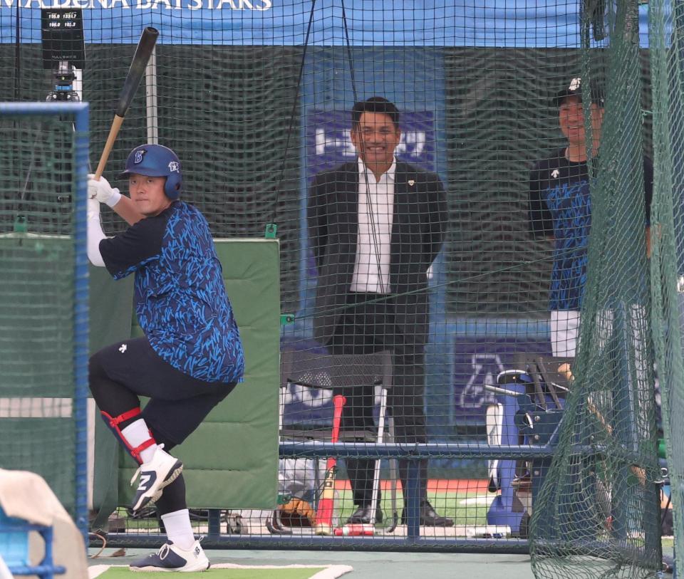 相川監督（右）と話す野球日本代表の井口監督。左は打撃練習する牧