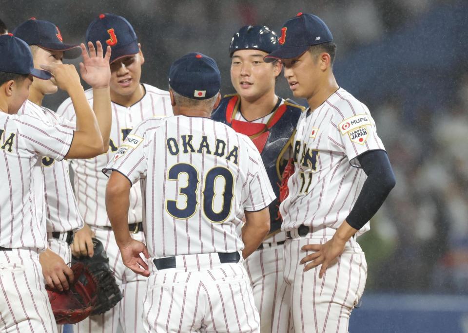２回、渡部海に適時打を浴び、織田翔希（右）のもとへ集まるナイン（手前は岡田龍生監督）＝撮影・佐々木彰尚