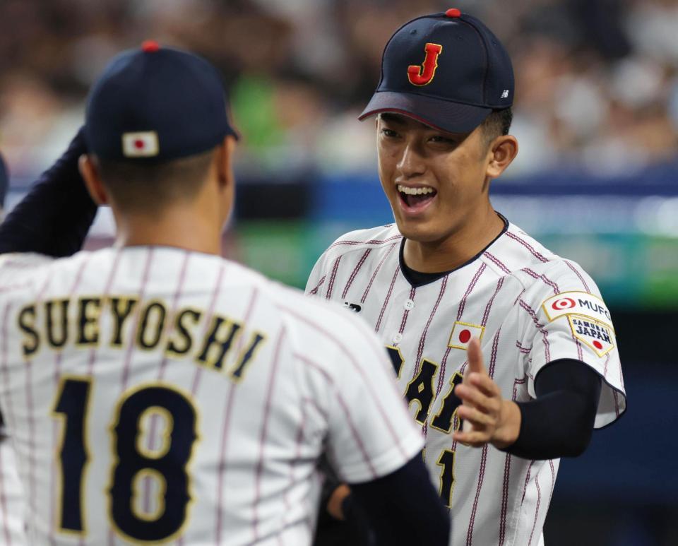 ９回表終了時、末吉良丞（左）を出迎える織田翔希（撮影・佐々木彰尚）
