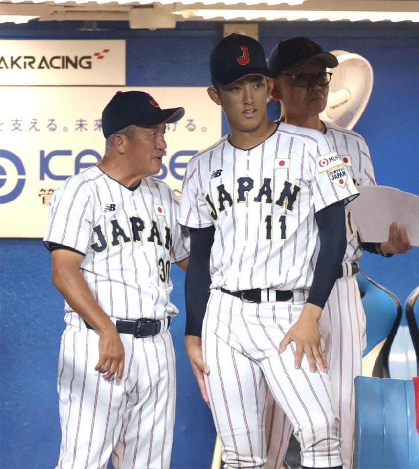 ８回、ベンチで岡田龍生監督（左）の話を聞く織田翔希（撮影・西岡正）