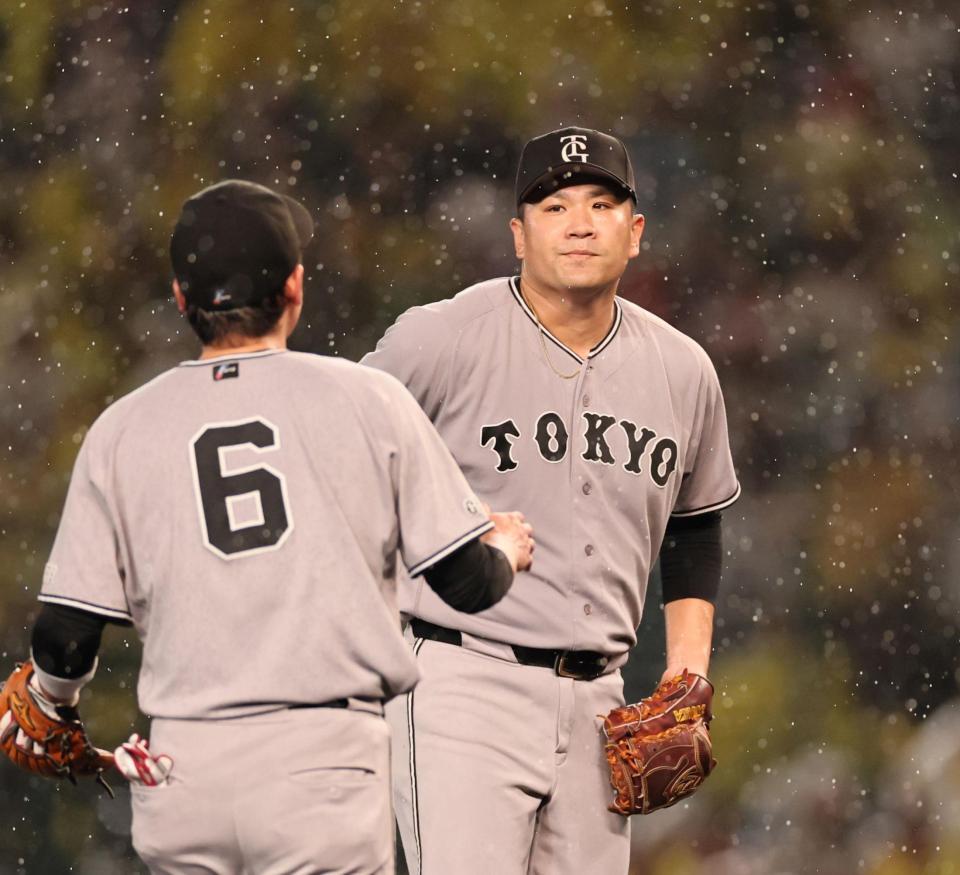 ４回、先制された田中将は坂本と話をする（撮影・田中太一）