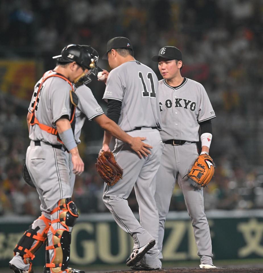 ５回途中で降板する田中将（１１）。右は坂本（撮影・飯室逸平）