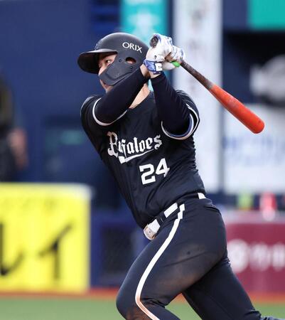７回、左前打を放つ紅林（撮影・中田匡峻）