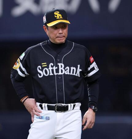 ８回表の攻撃を終え、選手交代を告げた小久保監督（撮影・中田匡峻）