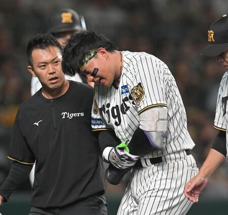 ７回、死球を受けベンチへ下がる森下＝２９日