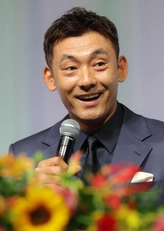 笑顔を見せ会見する栗山（撮影・吉澤敬太）