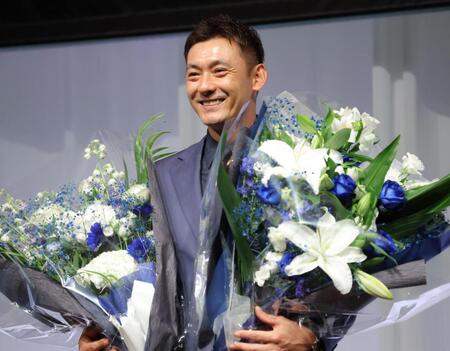 引退会見で笑顔を見せる栗山（撮影・吉澤敬太）