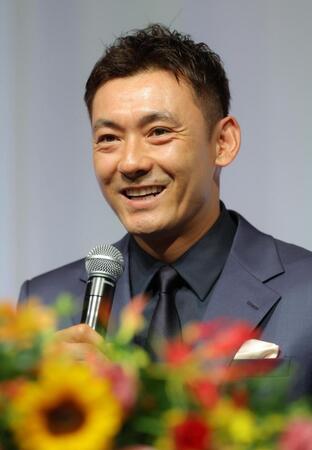 晴れ晴れとした表情で引退会見を行う栗山（撮影・吉澤敬太）