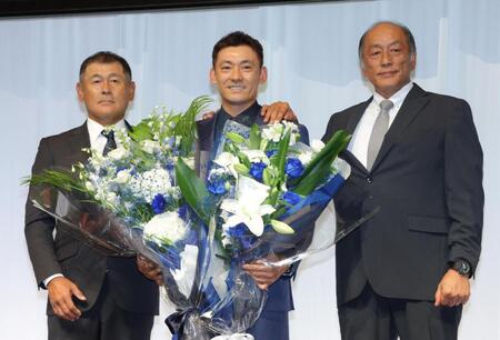 田辺徳雄３軍コーチ（左）と渡辺久信氏（右）から花束を贈られ笑顔を見せる栗山（撮影・吉澤敬太）