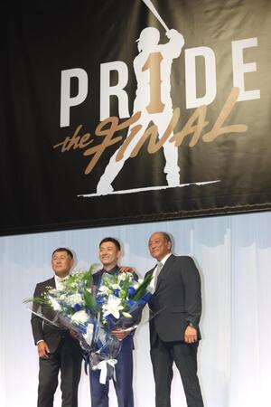田辺徳雄３軍コーチ（左）と渡辺久信氏（右）から花束を贈られ笑顔を見せる栗山（撮影・吉澤敬太）